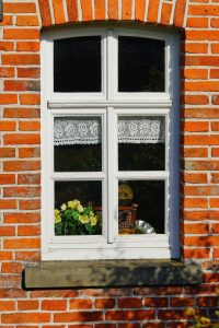window, house wall, facade-1494596.jpg